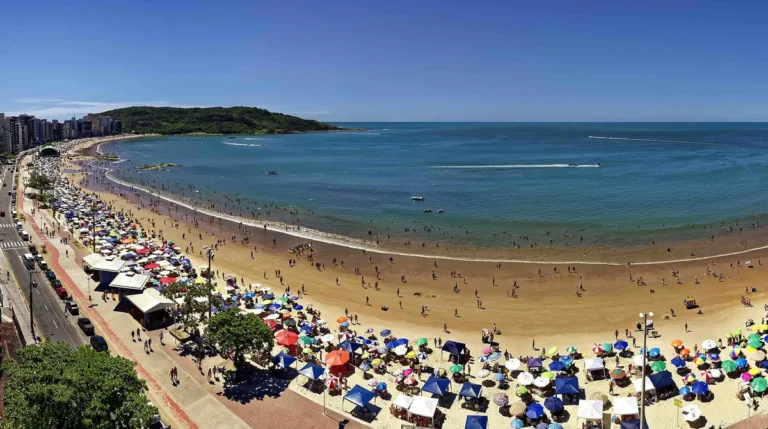Praia do Morro, em Guarapari - ES, com faixa de areia, prédios da orla e mar aberto