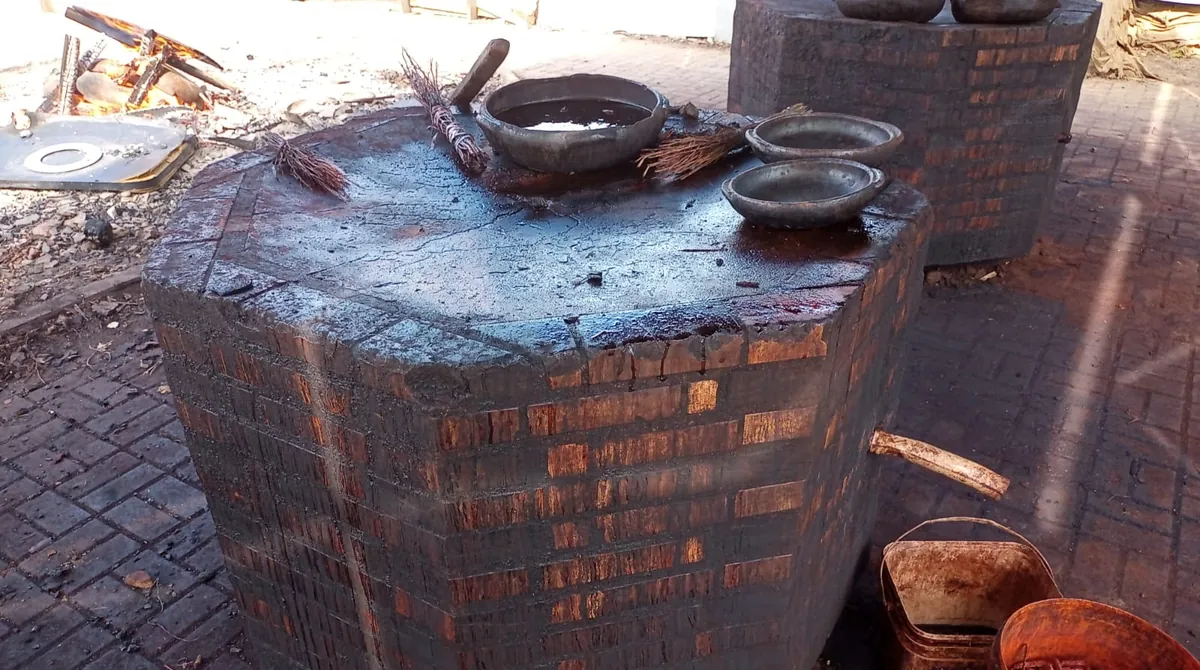 Panelas de barro sendo produzidas no galpão das paneleiras de Goiabeiras, em Vitória - ES