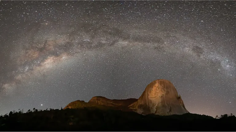 Formação rochosa da Pedra Azul, em Domingos Martins - ES, vista da região com vegetação em primeiro plano