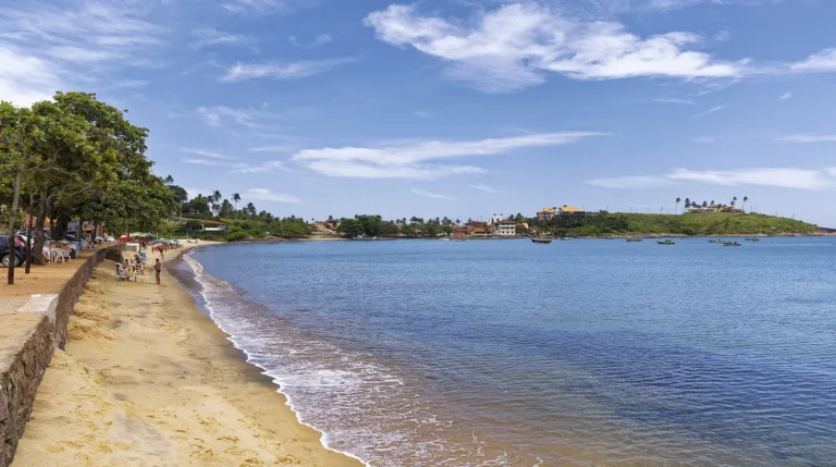 Praia de Meaípe, em Guarapari - ES, com mar calmo e faixa de areia estreita