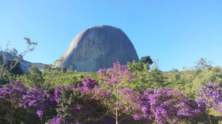 Paisagem montanhosa da Rota do Lagarto, em Domingos Martins - ES, com formações rochosas ao fundo