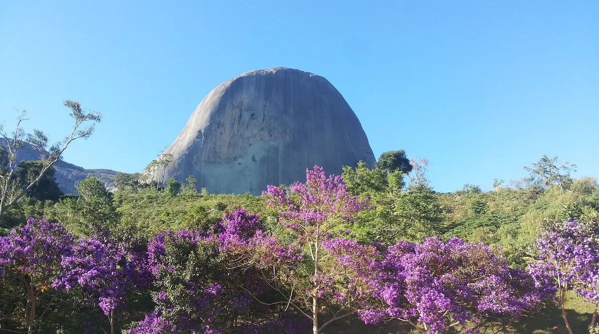 Paisagem montanhosa da Rota do Lagarto, em Domingos Martins - ES, com formações rochosas ao fundo