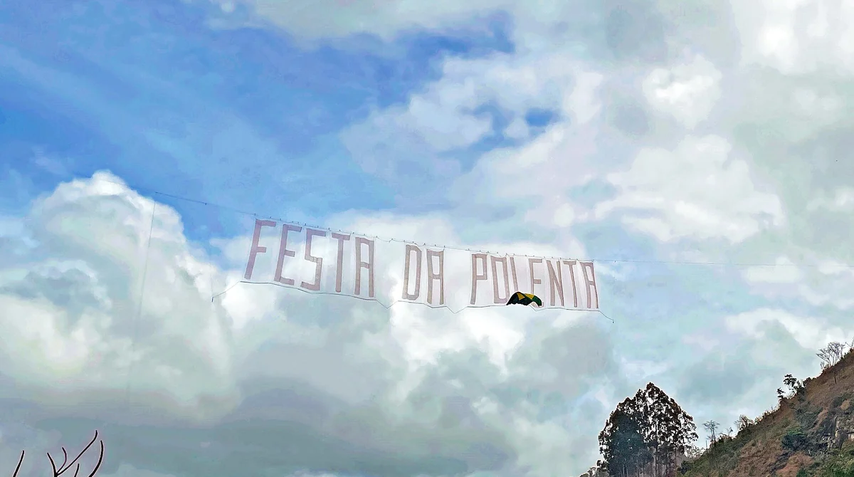 Faixa da Festa da Polenta sobre a BR-262, em Venda Nova do Imigrante - ES