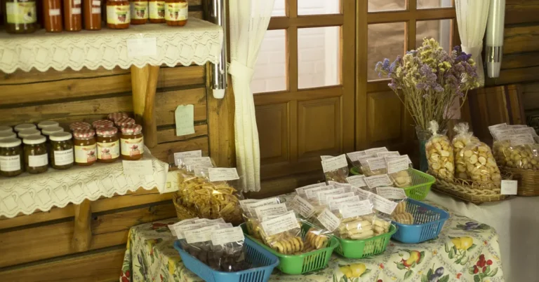 Venda de propriedade de agroturismo com prateleiras de conservas e cestas de biscoitos caseiros