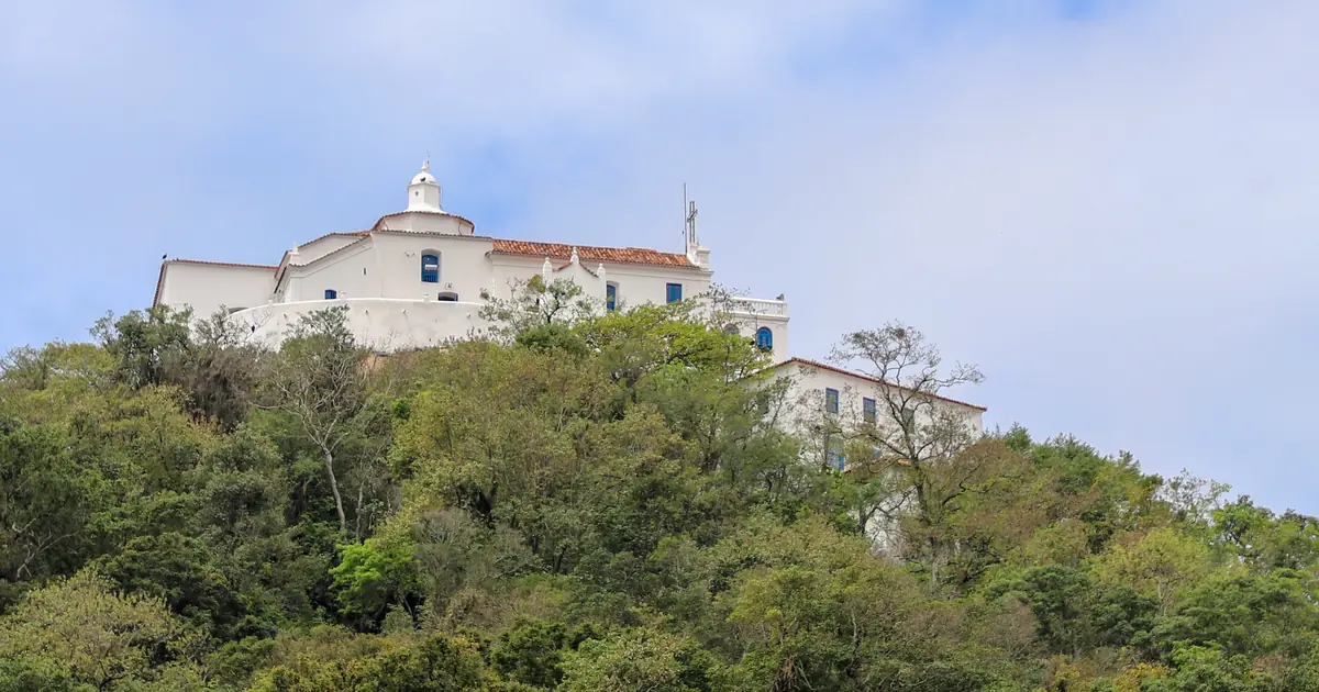 Convento da Penha no alto do penhasco cercado de mata atlântica, visto do sopé do morro em Vila Velha