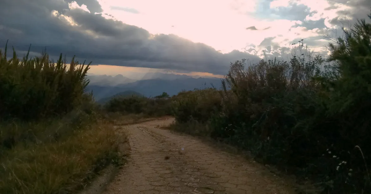Estrada de bloquetes dentro do Parque Nacional do Caparaó rumo ao acampamento da Casa Queimada, no fim de tarde