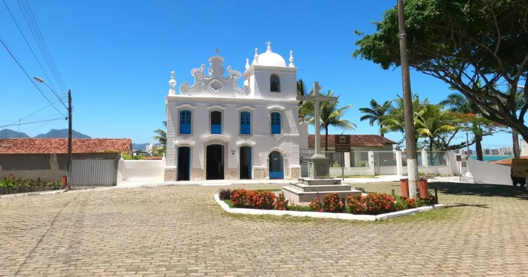 Igreja Nossa Senhora da Conceição, de 1585, com cruzeiro de pedra no largo de pedra portuguesa em Guarapari