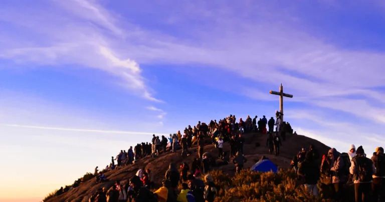 Cruz no cume do Pico da Bandeira com trilheiros aguardando o nascer do sol, na divisa de Ibitirama - ES com Alto Caparaó - MG