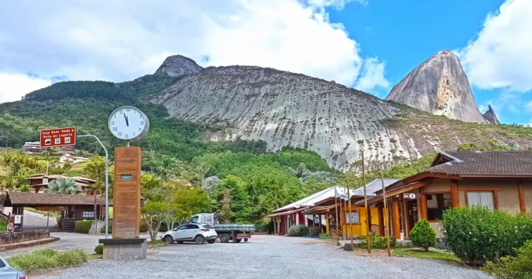 Entrada da Rota do Lagarto, com o maciço da Pedra do Lagarto ao centro e a Pedra Azul à direita, em Domingos Martins - ES