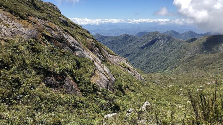 Vale coberto de campos de altitude e mata no Parque Nacional do Caparaó, visto da subida pelo lado do Espírito Santo, com serras em camadas ao fundo