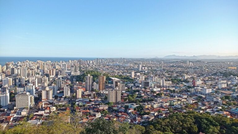 Vista panorâmica de Vila Velha (ES) a partir do Convento da Penha, com a mancha urbana e a orla ao fundo