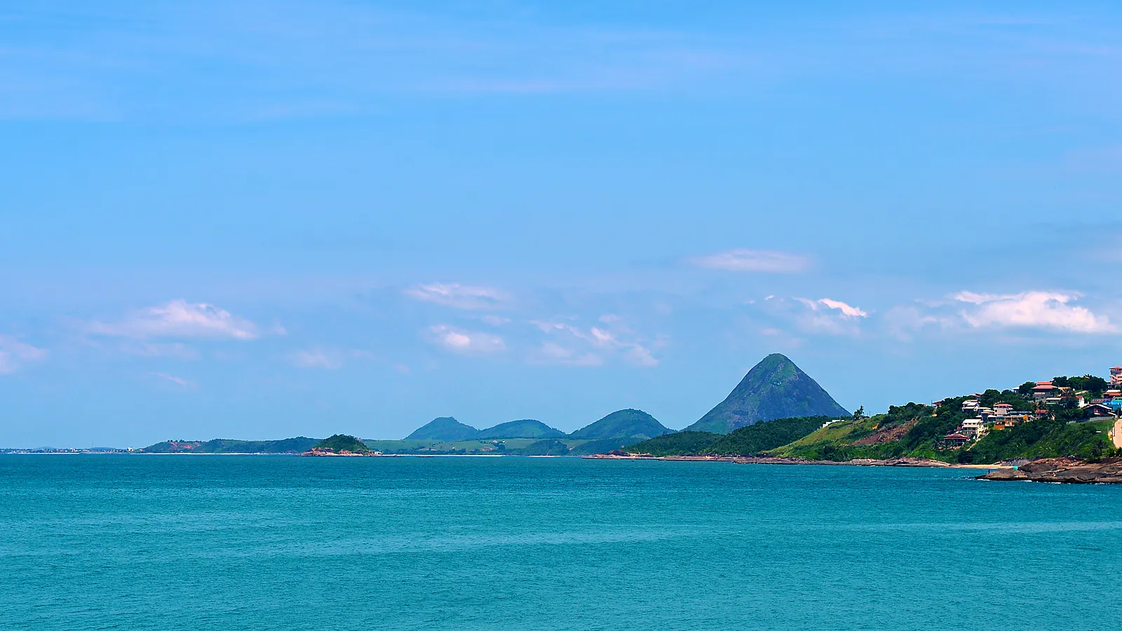 Mar da Praia da Areia Preta, em Iriri, com o Monte Aghá, em Piúma, no horizonte